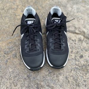 Size 8.5 men’s Nike Air Versitile Black And White